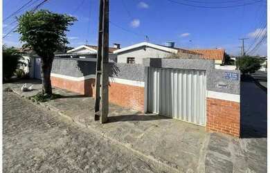 Imagem: A casa possui 3 Dormitórios, 1 Banheiro, 1 Vaga na garagem