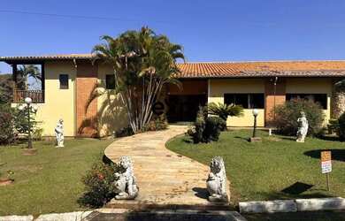 Imagem: Vila Italiana para venda ou locação, incrustrada no interior