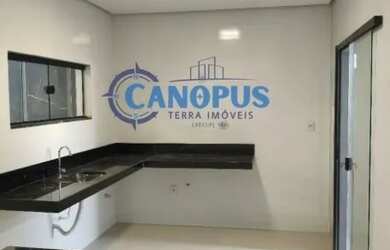 Imagem: A casa possui 3 Dormitórios, 2 Banheiros, 4 Vagas na garagem