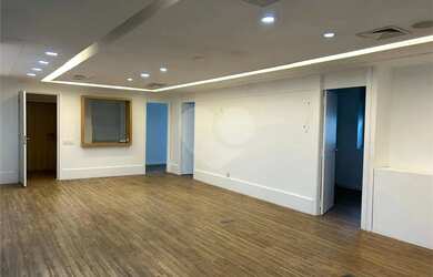 Imagem: O depósito possui 5 Vagas na garagem, 176m² de Área e está