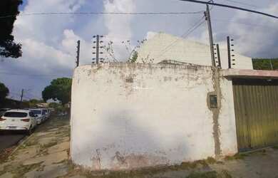 Imagem: A casa possui 2 Dormitórios, 1 Banheiro, 1 Vaga na garagem