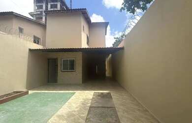 Imagem: A casa possui 3 Dormitórios, 3 Banheiros, 450m² de Área