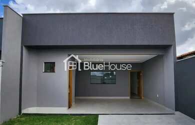 Imagem: A casa possui 3 Dormitórios, 2 Banheiros, 2 Vagas na garagem