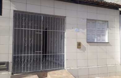 Imagem: A casa possui 2 Dormitórios, 1 Banheiro, 1 Vaga na garagem