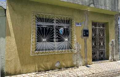 Imagem: A casa possui 3 Dormitórios, 2 Banheiros e 5m² de Área e