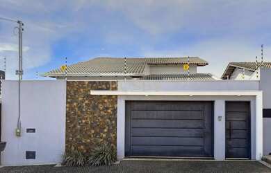 Imagem: A casa possui 3 Dormitórios, 2 Banheiros, 3 Vagas na garagem