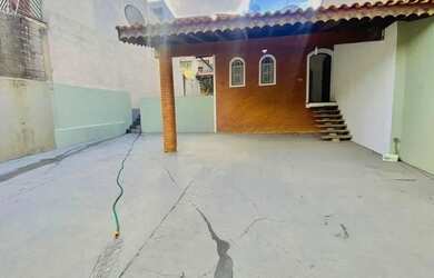 Imagem: A casa à venda possui 3 Dormitórios, 2 Banheiros, 5 Vagas