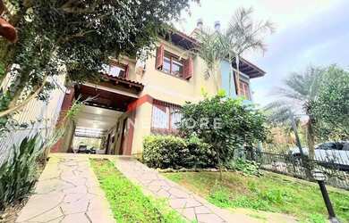 Imagem: A casa possui 3 Dormitórios, 4 Banheiros, 3 Vagas na garagem