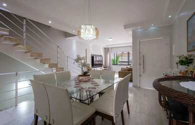 Imagem: A casa possui 3 Dormitórios, 5 Banheiros, 4 Vagas na garagem