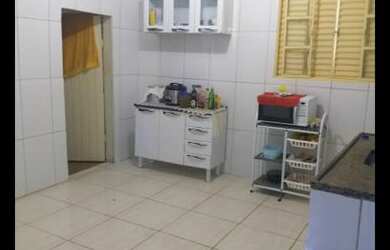 Imagem: A casa possui 2 Dormitórios e 3 Vagas na garagem e está localizado