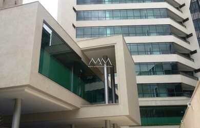 Imagem: O apartamento possui 4 Banheiros, 5 Vagas na garagem, 11.700m²