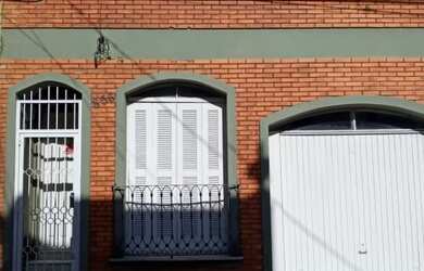 Imagem: A casa possui 4 Dormitórios, 3 Banheiros, 1 Vaga na garagem