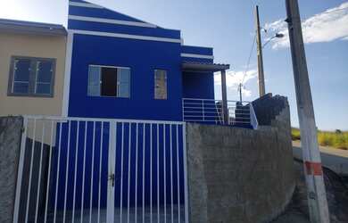 Imagem: A casa possui 2 Dormitórios, 1 Banheiro, 2 Vagas na garagem