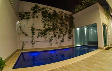 Imagem: A casa em condomínio possui 5 Dormitórios, 5 Banheiros, 3