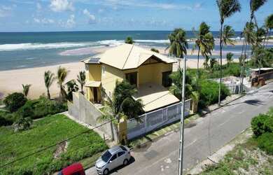 Imagem: A casa em condomínio possui 4 Dormitórios, 4 Banheiros, 370m²