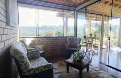 Imagem 15: Lindo sobrado de alvenaria, todo cercado de tela, linda vista da região