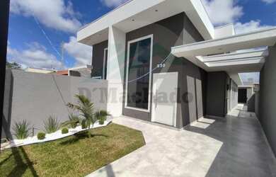 Imagem: A casa possui 3 Dormitórios, 1 Banheiro, 2 Vagas na garagem