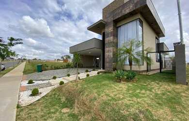 Imagem: A casa em condomínio possui 3 Dormitórios, 1 Banheiro, 4 Vagas