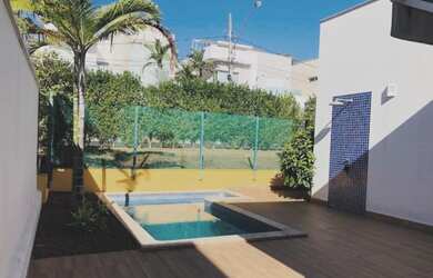 Imagem: A casa em condomínio possui 4 Dormitórios, 5 Banheiros, 2