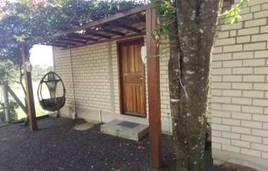 Imagem 4: Lindo sobrado de alvenaria, todo cercado de tela, linda vista da região