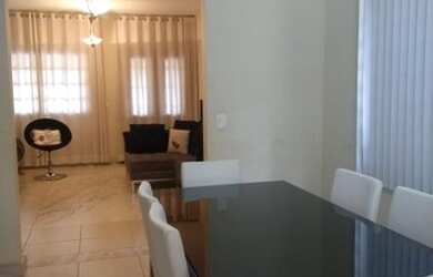 Imagem: A casa possui 3 Dormitórios, 3 Banheiros, 1 Vaga na garagem