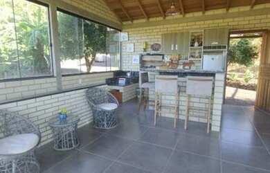 Imagem 6: Lindo sobrado de alvenaria, todo cercado de tela, linda vista da região