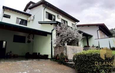 Imagem: A casa possui 5 Dormitórios, 5 Banheiros, 4 Vagas na garagem