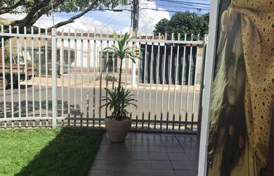 Imagem: A casa possui 4 Dormitórios, 5 Banheiros, 2 Vagas na garagem