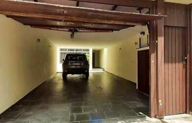 Imagem: A casa possui 3 Dormitórios, 3 Banheiros, 4 Vagas na garagem