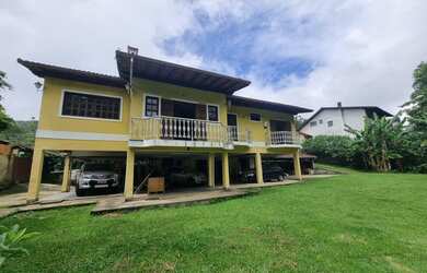 Imagem: A casa possui 4 Dormitórios, 3 Banheiros, 5 Vagas na garagem