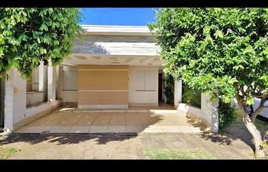 Imagem: A casa em condomínio possui 3 Dormitórios, 1 Banheiro, 2 Vagas