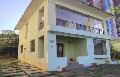 Imagem: A casa possui 4 Dormitórios, 5 Banheiros, 5 Vagas na garagem