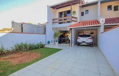 Imagem: A casa possui 3 Dormitórios, 2 Banheiros, 2 Vagas na garagem