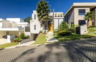 Imagem: A casa em condomínio possui 5 Dormitórios, 5 Banheiros, 5