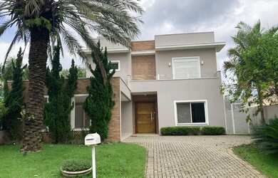 Imagem: A casa possui 3 Dormitórios, 5 Banheiros, 4 Vagas na garagem