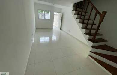 Imagem: A casa possui 2 Dormitórios, 2 Banheiros, 2 Vagas na garagem