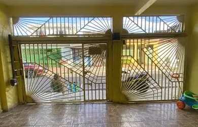 Imagem: A casa possui 3 Dormitórios, 3 Banheiros, 2 Vagas na garagem