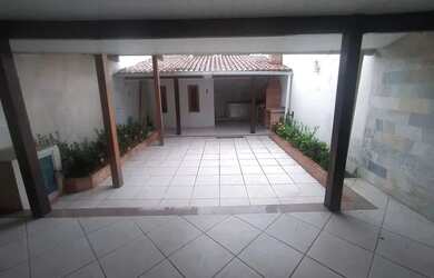 Imagem: A casa possui 3 Dormitórios, 3 Banheiros, 3 Vagas na garagem