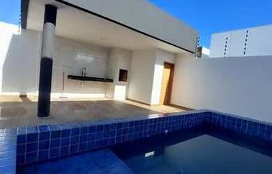 Imagem: A casa possui 3 Dormitórios, 2 Banheiros, 2 Vagas na garagem