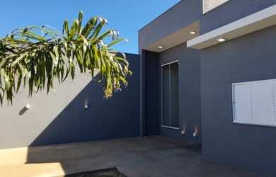 Imagem: A casa possui 3 Dormitórios, 3 Banheiros, 5 Vagas na garagem