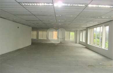 Imagem: O depósito possui 5 Vagas na garagem, 935m² de Área e está