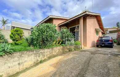 Imagem: A casa possui 2 Dormitórios, 2 Banheiros, 3 Vagas na garagem