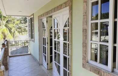 Imagem: A casa possui 5 Dormitórios, 5 Banheiros, 2 Vagas na garagem