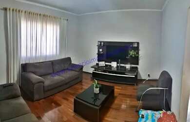 Imagem: A casa possui 3 Dormitórios, 2 Banheiros, 3 Vagas na garagem