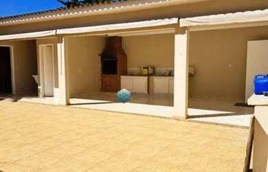 Imagem: A casa possui 3 Dormitórios, 3 Banheiros e 220m² de Área