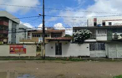 Imagem: A casa possui 5 Dormitórios, 2 Vagas na garagem, 180m² de