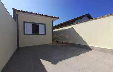 Imagem: A casa possui 2 Dormitórios, 2 Banheiros, 2 Vagas na garagem