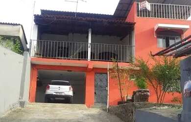 Imagem: A casa possui 3 Dormitórios, 2 Banheiros, 5 Vagas na garagem