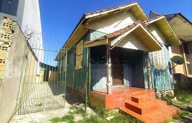 Imagem: A casa possui 2 Dormitórios, 1 Banheiro, 3 Vagas na garagem