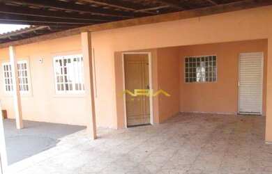 Imagem: A casa possui 3 Dormitórios, 2 Banheiros, 2 Vagas na garagem